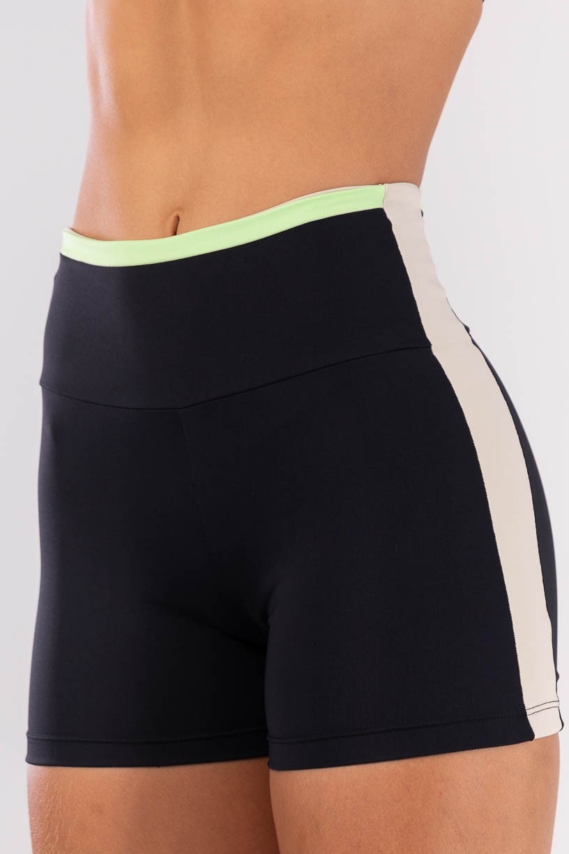 K4540-A_Short_com_Faixa_e_Detalhe_no_Cos_Contrastante_Preto__Bege__Verde__Ref:_K4540-A