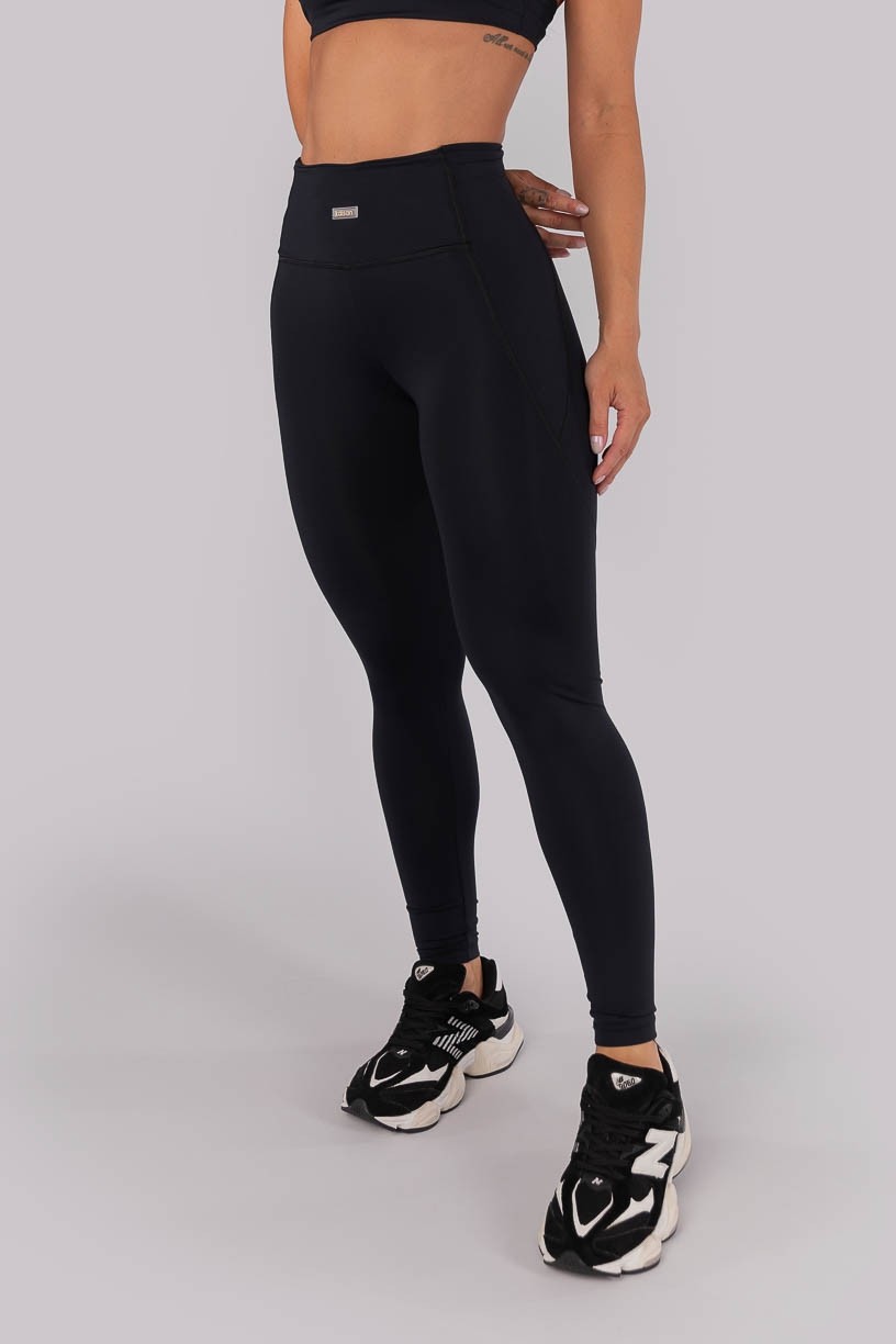 K4524-C_Calca_Legging_com_Bolsos_nas_Laterais_Do_Cos_Preto__Ref:_K4524-C