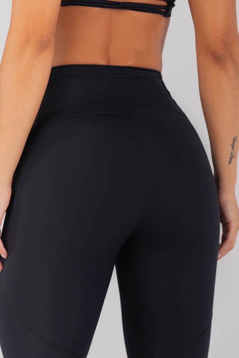 K4524-C_Calca_Legging_com_Bolsos_nas_Laterais_Do_Cos_Preto__Ref:_K4524-C
