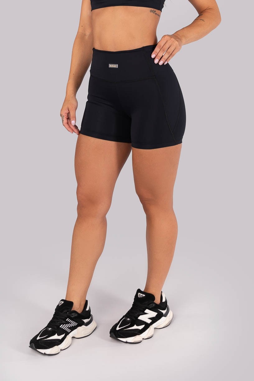 K4525-C_Short_com_Bolsos_nas_Laterais_Do_Cos_Preto__Ref:_K4525-C