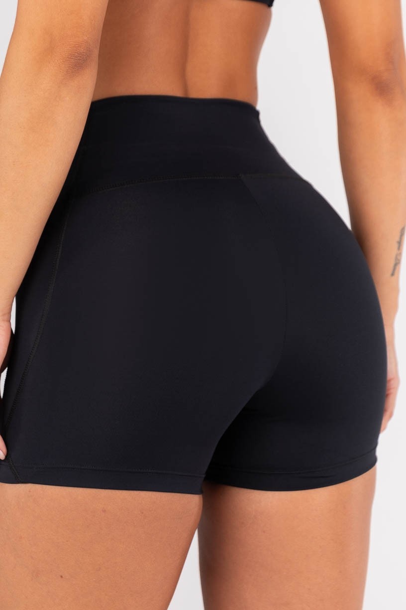 K4525-C_Short_com_Bolsos_nas_Laterais_Do_Cos_Preto__Ref:_K4525-C