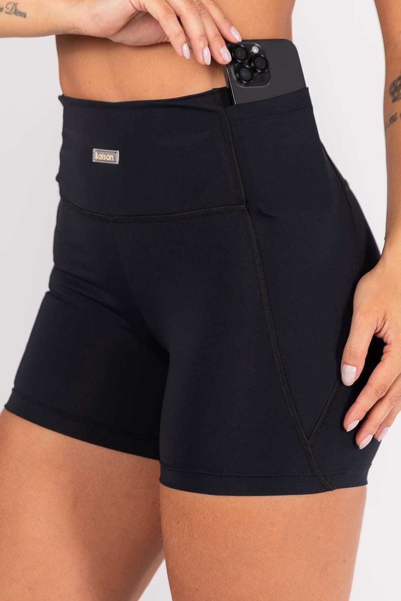 K4525-C_Short_com_Bolsos_nas_Laterais_Do_Cos_Preto__Ref:_K4525-C