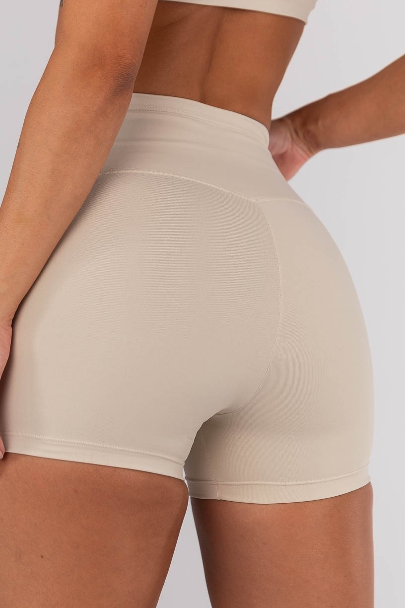 K4291-E_Short_com_Vira_e_Cos_em_V_Bege__Ref:_K4291-E