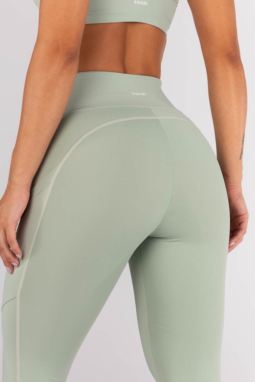 K4564-B_Calca_Legging_com_Bolsos_e_Cobertura_Contrastante_Verde_Claro__Ref:_K4564-B