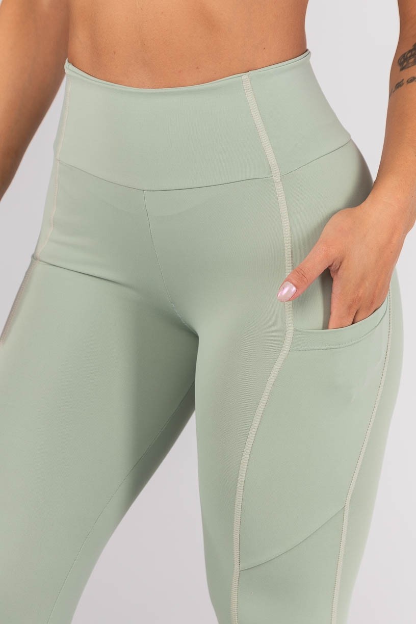 K4564-B_Calca_Legging_com_Bolsos_e_Cobertura_Contrastante_Verde_Claro__Ref:_K4564-B