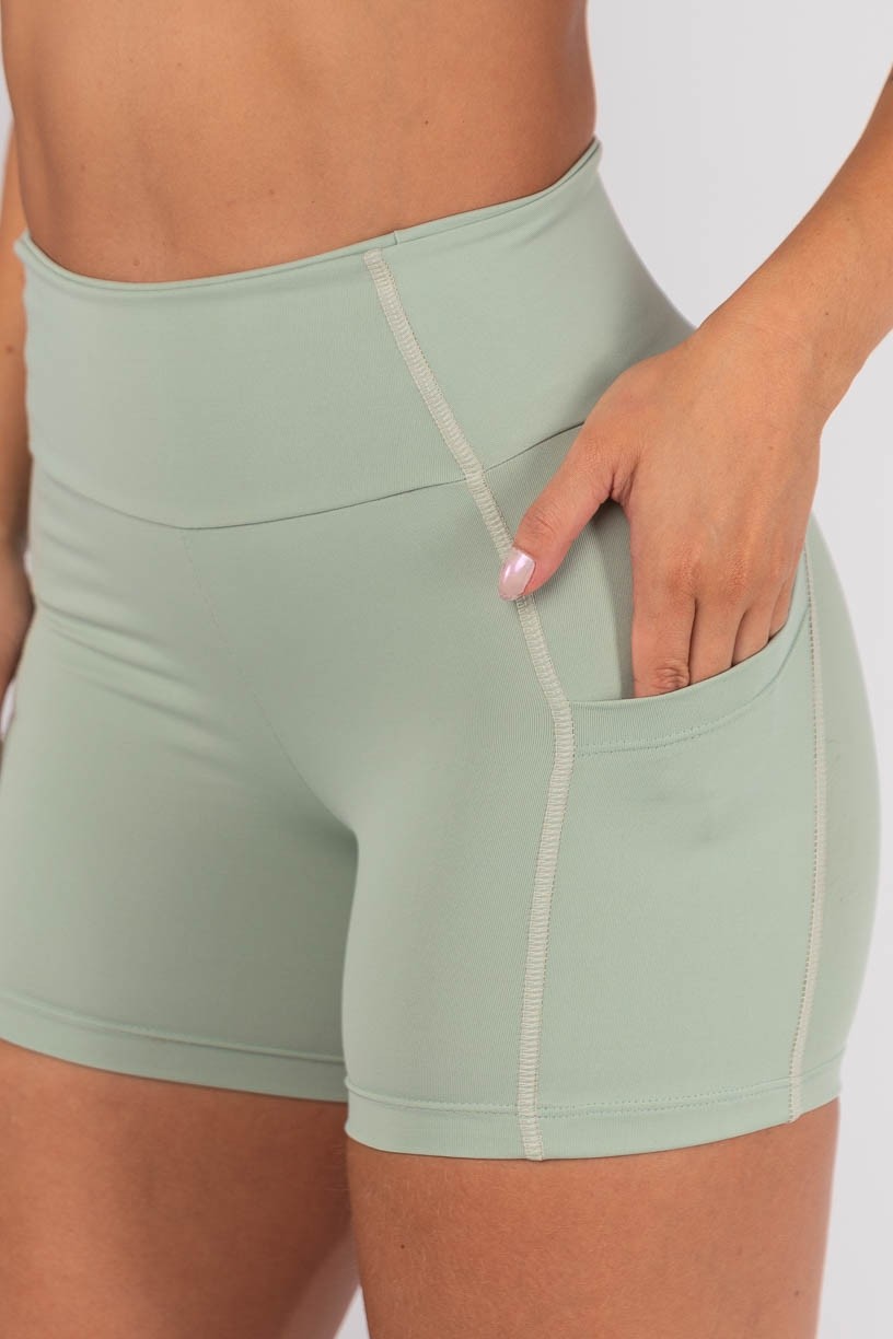 K4565-B_Short_com_Bolsos_e_Cobertura_Contrastante_Verde_Claro__Ref:_K4565-B