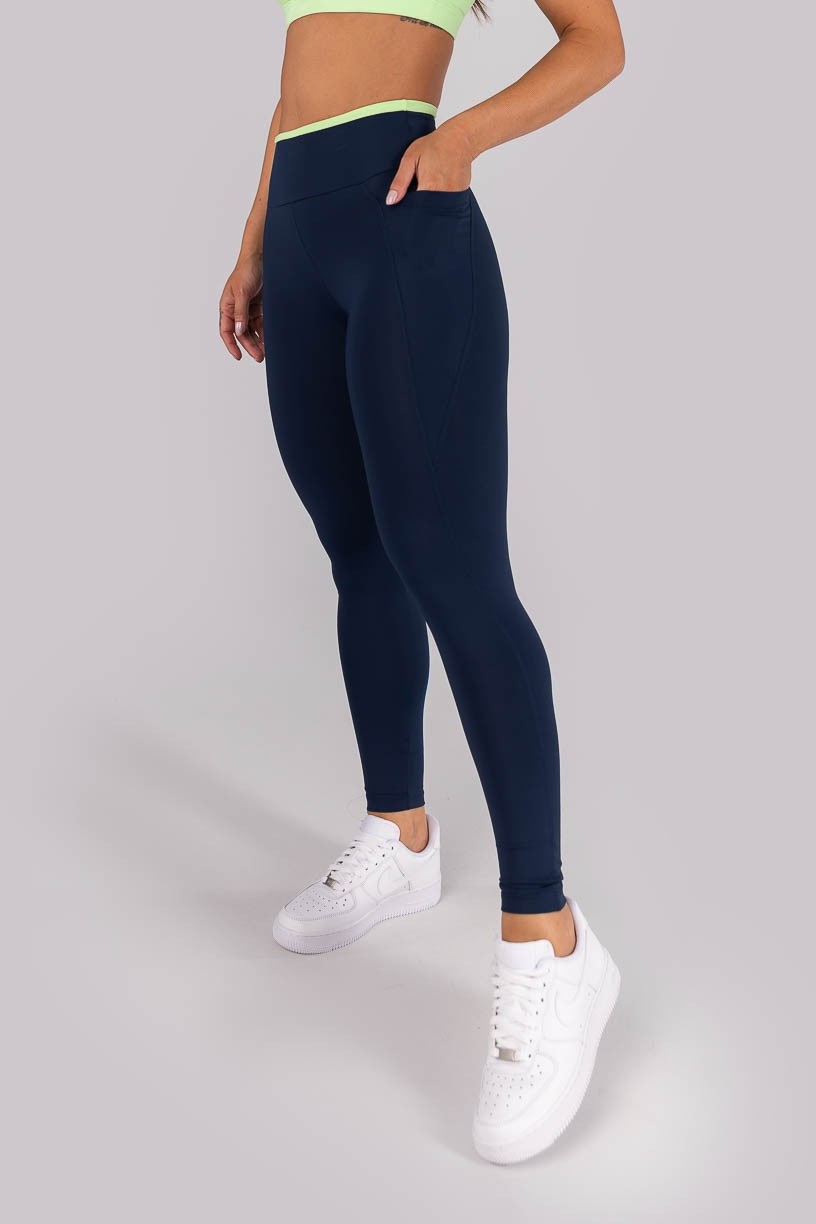 K4567-A_Calca_Legging_com_Bolsos_e_Cos_de_Vira_Azul_Marinho__Verde__Ref:_K4567-A