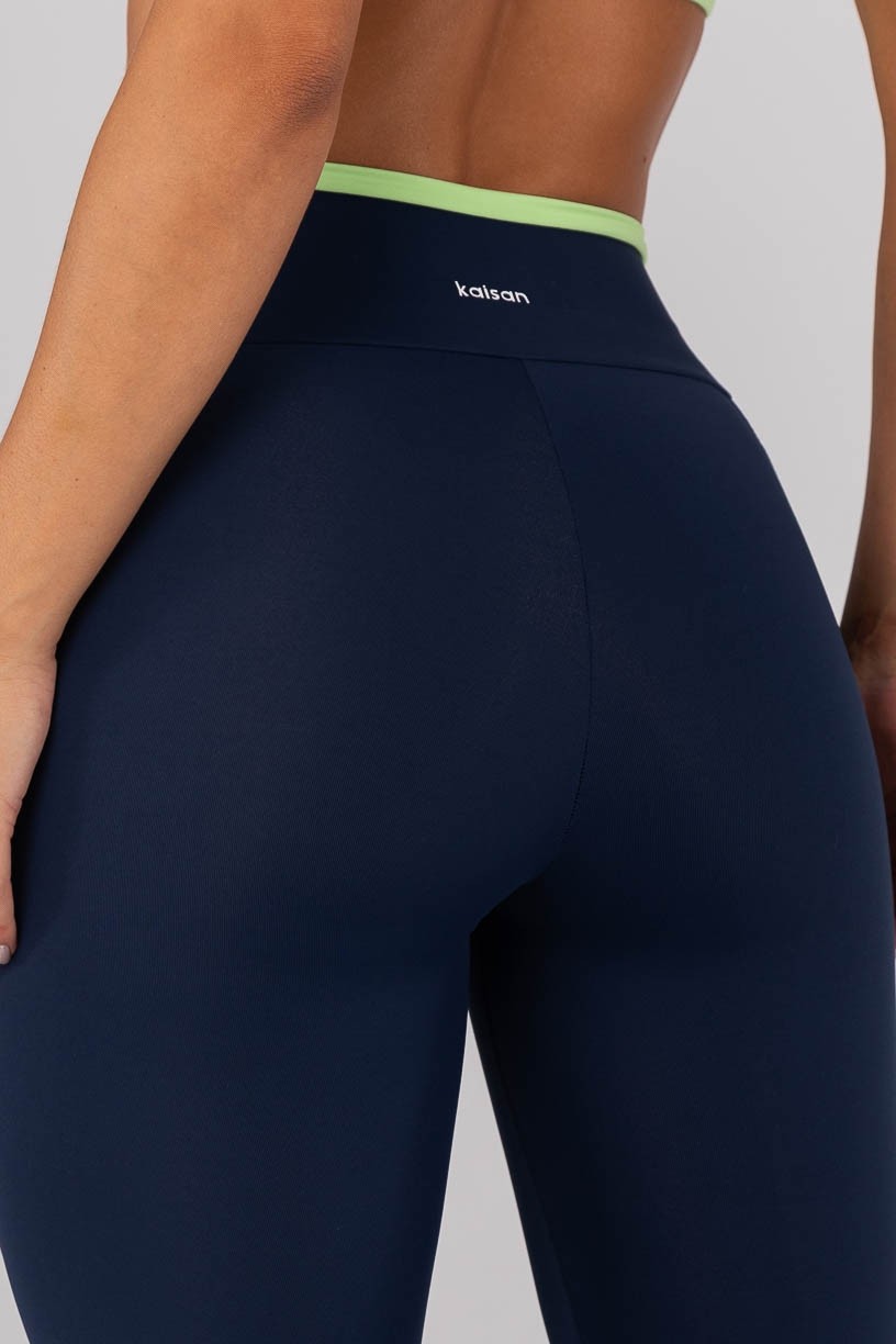 K4567-A_Calca_Legging_com_Bolsos_e_Cos_de_Vira_Azul_Marinho__Verde__Ref:_K4567-A