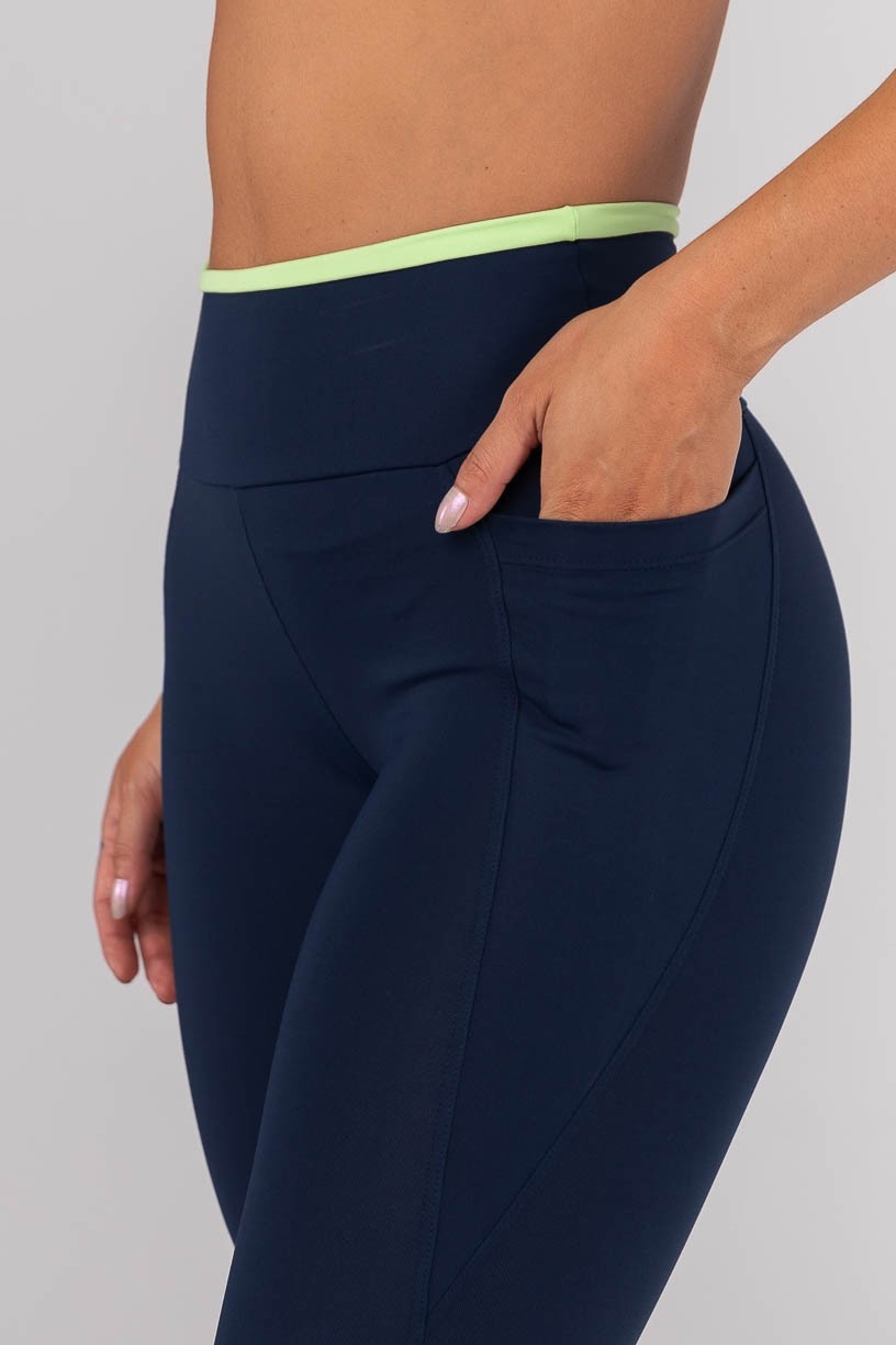K4567-A_Calca_Legging_com_Bolsos_e_Cos_de_Vira_Azul_Marinho__Verde__Ref:_K4567-A