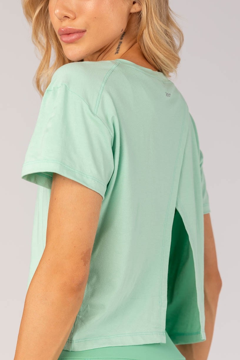 K4377-D_Blusa_com_Abertura_Nas_Costas_Cha_Verde__Ref:_K4377-D
