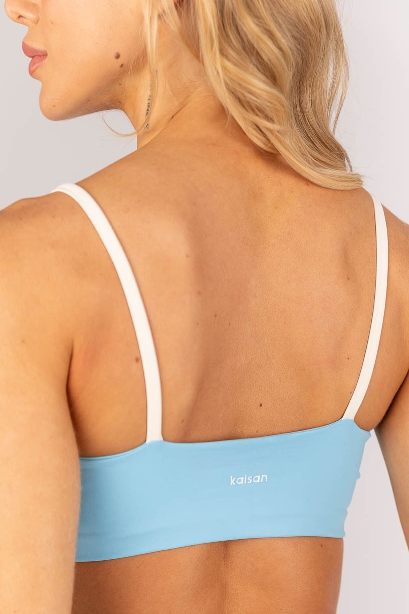 K4588-A_Top_com_Alcas_e_Vivo_Contrastante_Azul_Ceu__Off-White__Ref:_K4588-A