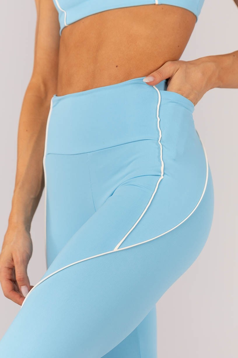 K4589-A_Calca_Legging_com_Bolso_e_Vivo_nas_Laterais_Azul_Ceu__Off-White__Ref:_K4589-A