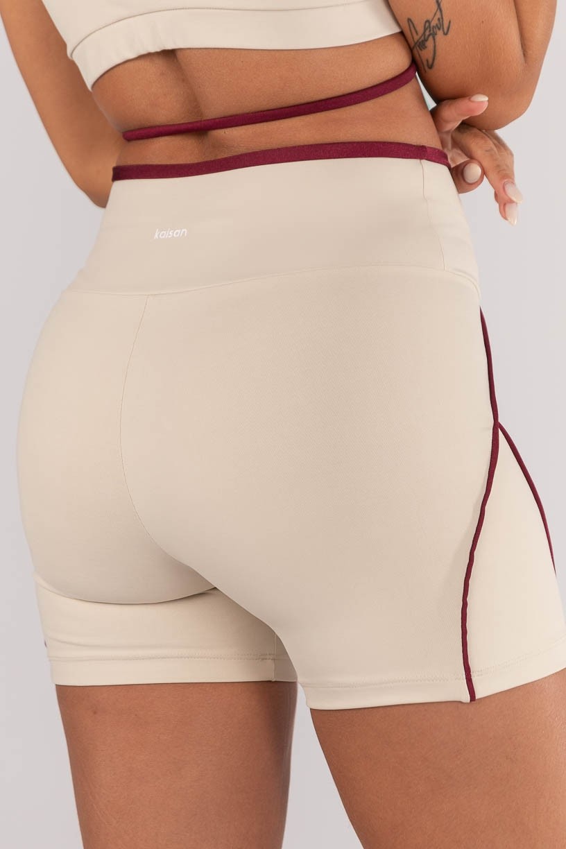 K4616-A_Short_com_Detalhe_Vivo_e_Vira_Off-White__Vinho__Ref:_K4616-A