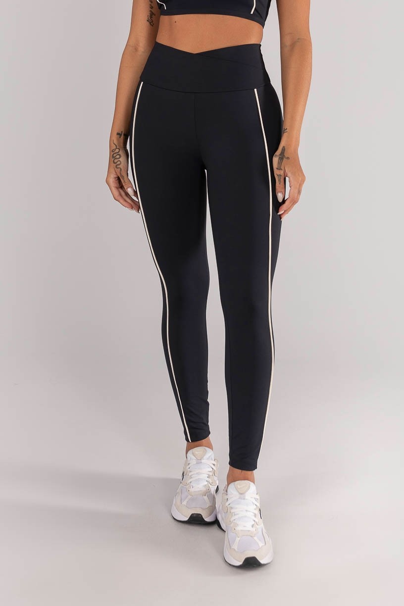 K4618-A_Calca_Legging_com_Cos_Transpassado_e_Bolsos_com_Vivo_Preto__Vanilla__Ref:_K4618-A