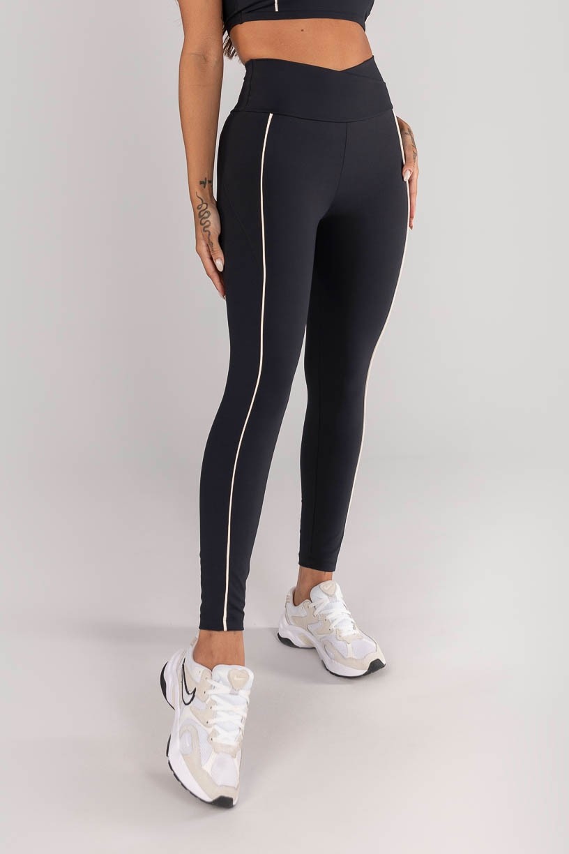 K4618-A_Calca_Legging_com_Cos_Transpassado_e_Bolsos_com_Vivo_Preto__Vanilla__Ref:_K4618-A