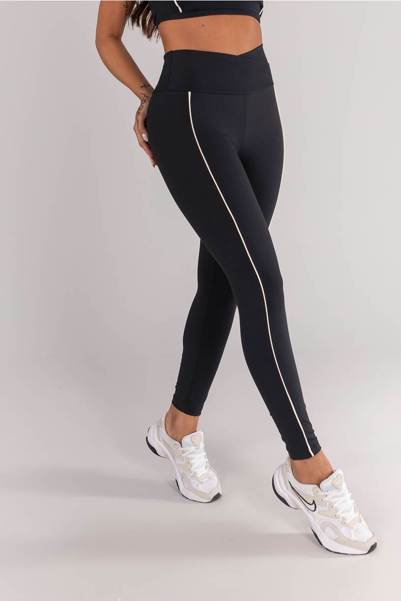 K4618-A_Calca_Legging_com_Cos_Transpassado_e_Bolsos_com_Vivo_Preto__Vanilla__Ref:_K4618-A