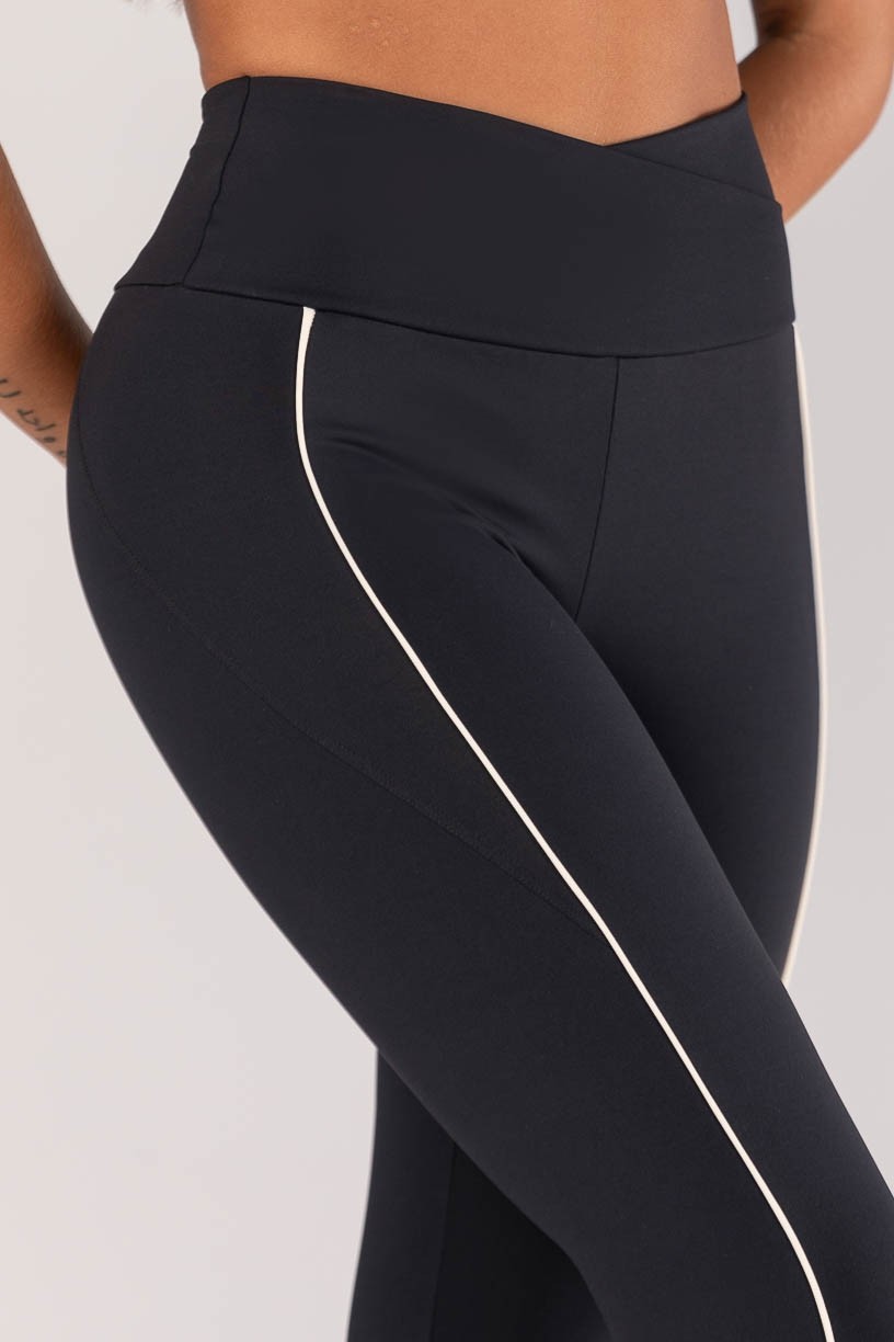 K4618-A_Calca_Legging_com_Cos_Transpassado_e_Bolsos_com_Vivo_Preto__Vanilla__Ref:_K4618-A