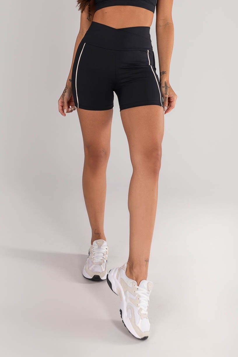 K4620-A_Short_com_Cos_Transpassado_e_Bolsos_com_Vivo_Preto__Vanilla__Ref:_K4620-A