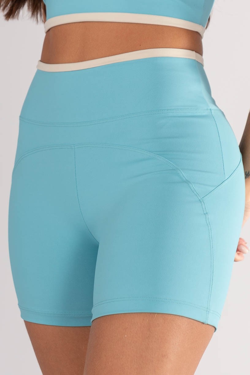 K4623-A_Short_com_Recortes_e_Vira_Brisa__Off-White__Ref:_K4623-A