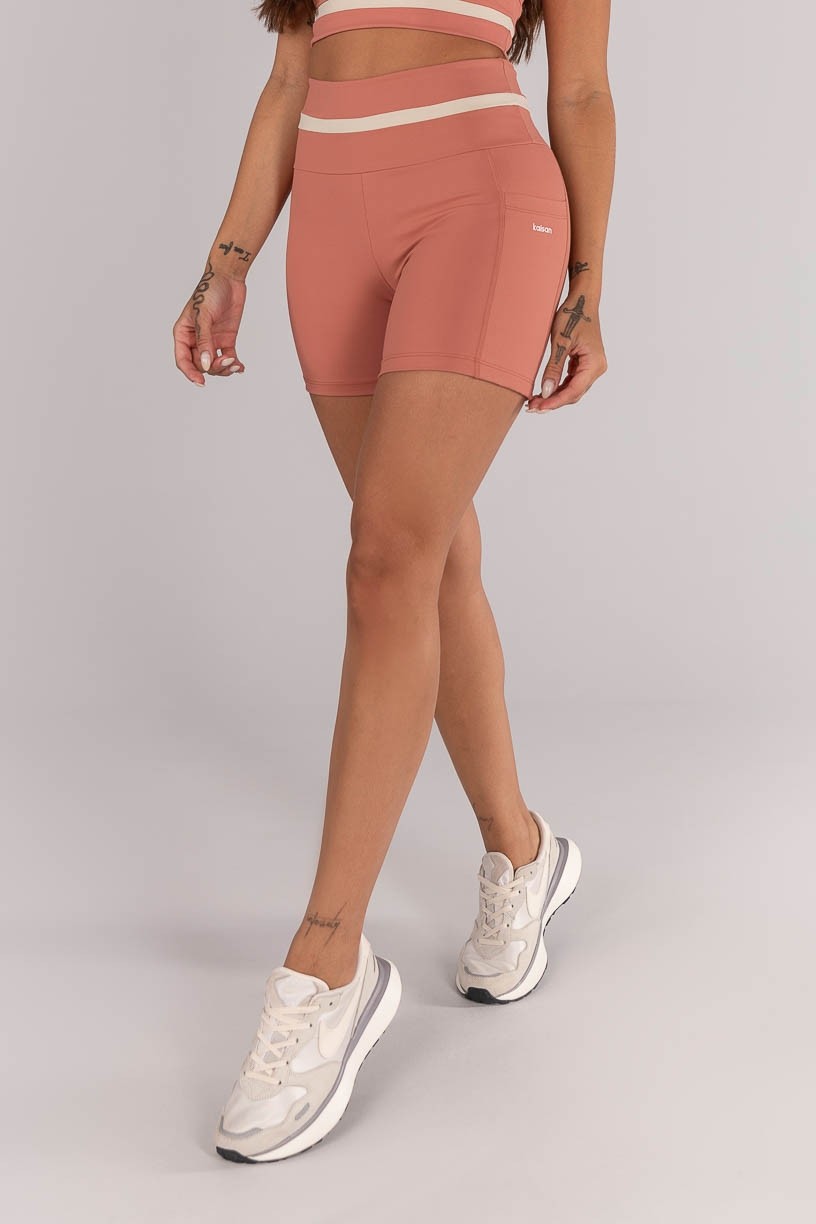 K4634-A_Short_com_Recorte_no_Cos_e_Bolsos_Telha__Preto__Ref:_K4634-A