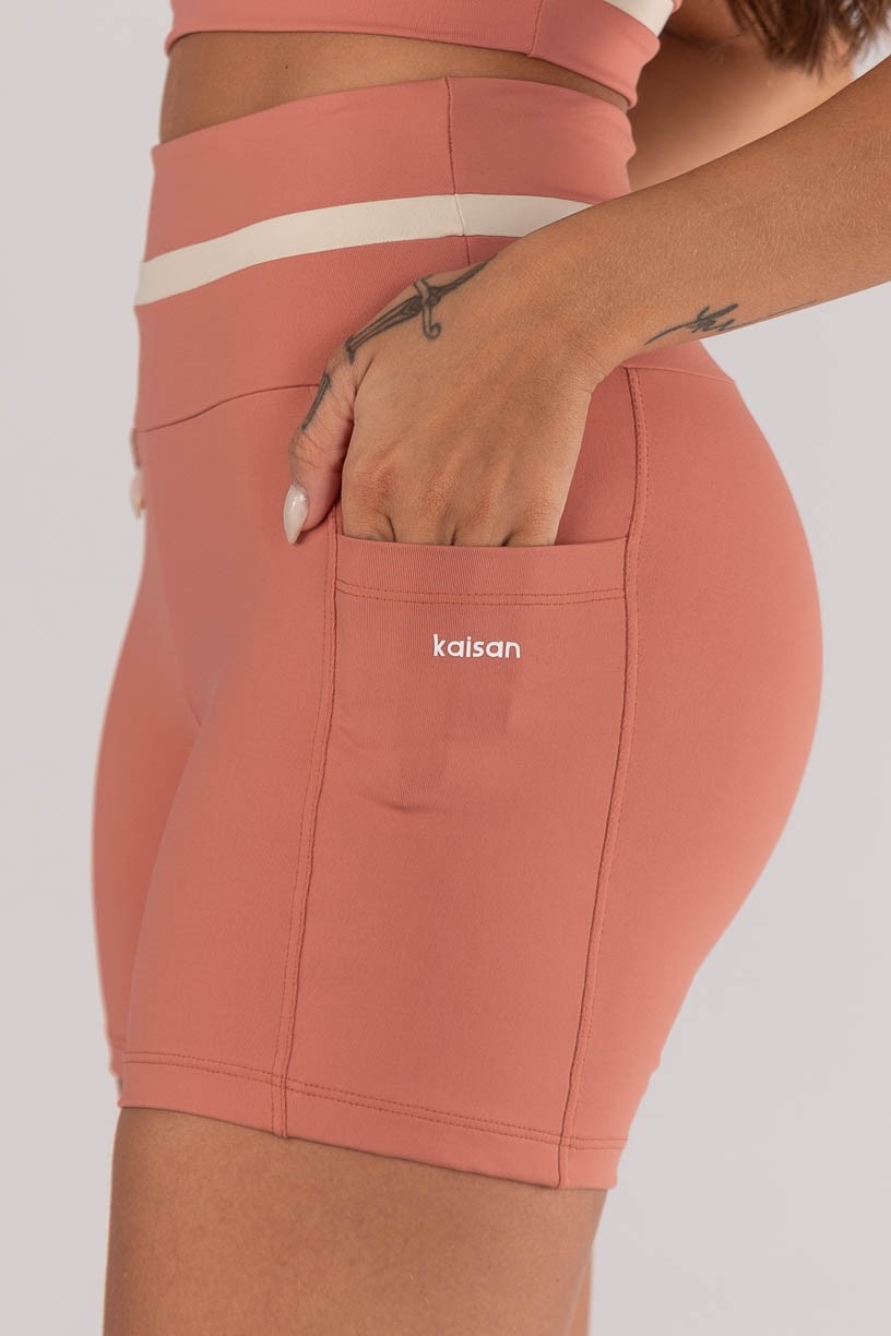 K4634-A_Short_com_Recorte_no_Cos_e_Bolsos_Telha__Preto__Ref:_K4634-A