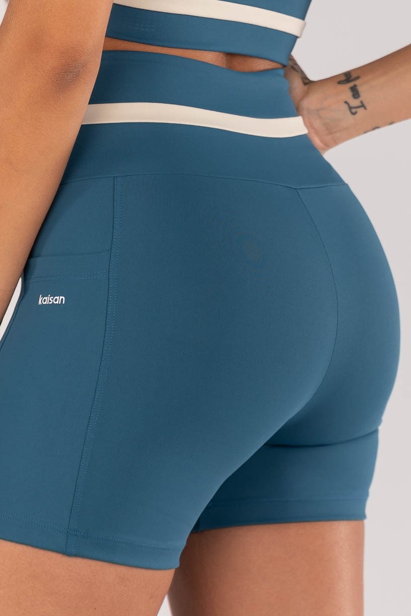 K4634-C_Short_com_Recorte_no_Cos_e_Bolsos_Azul_Petroleo__Off-White__Ref:_K4634-C