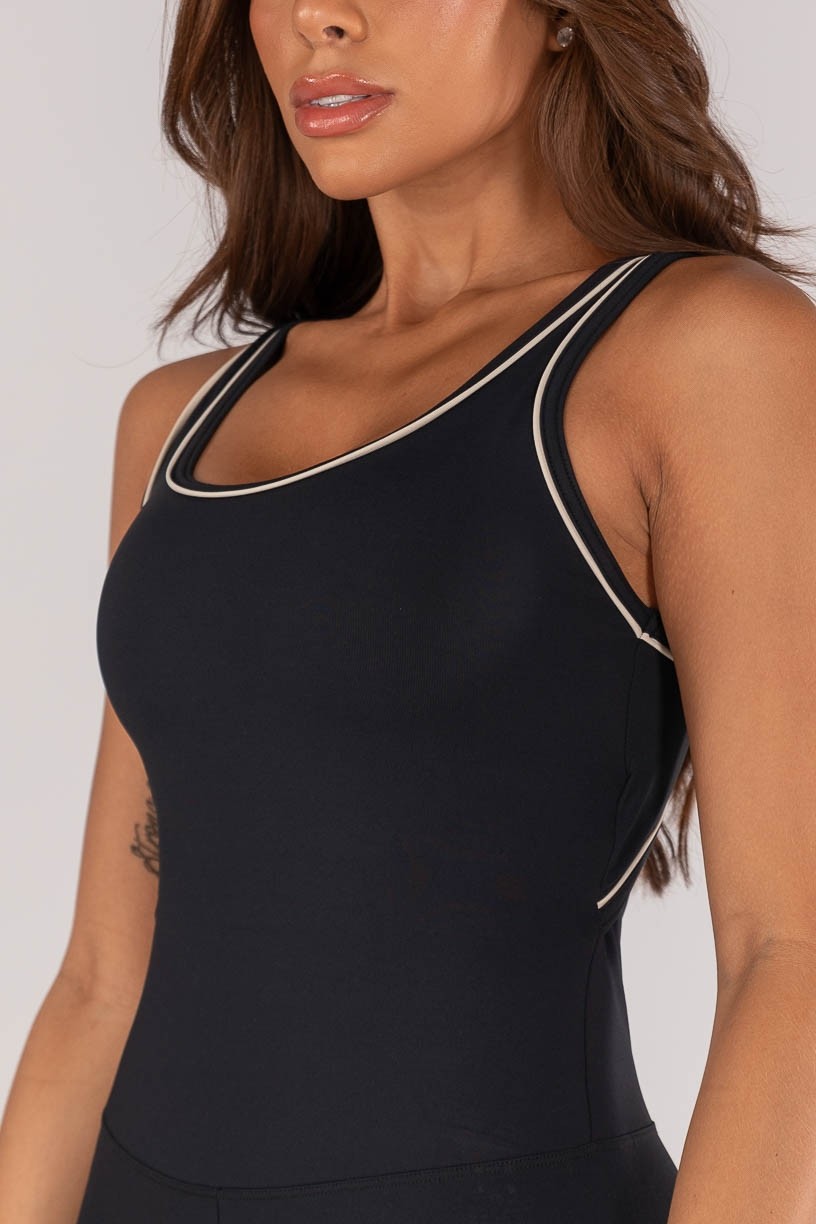 K4641-A_Macacao_com_Alcas_Largas_Vivo_e_Costas_Abertas_Preto__Off-White__Ref:_K4641-A