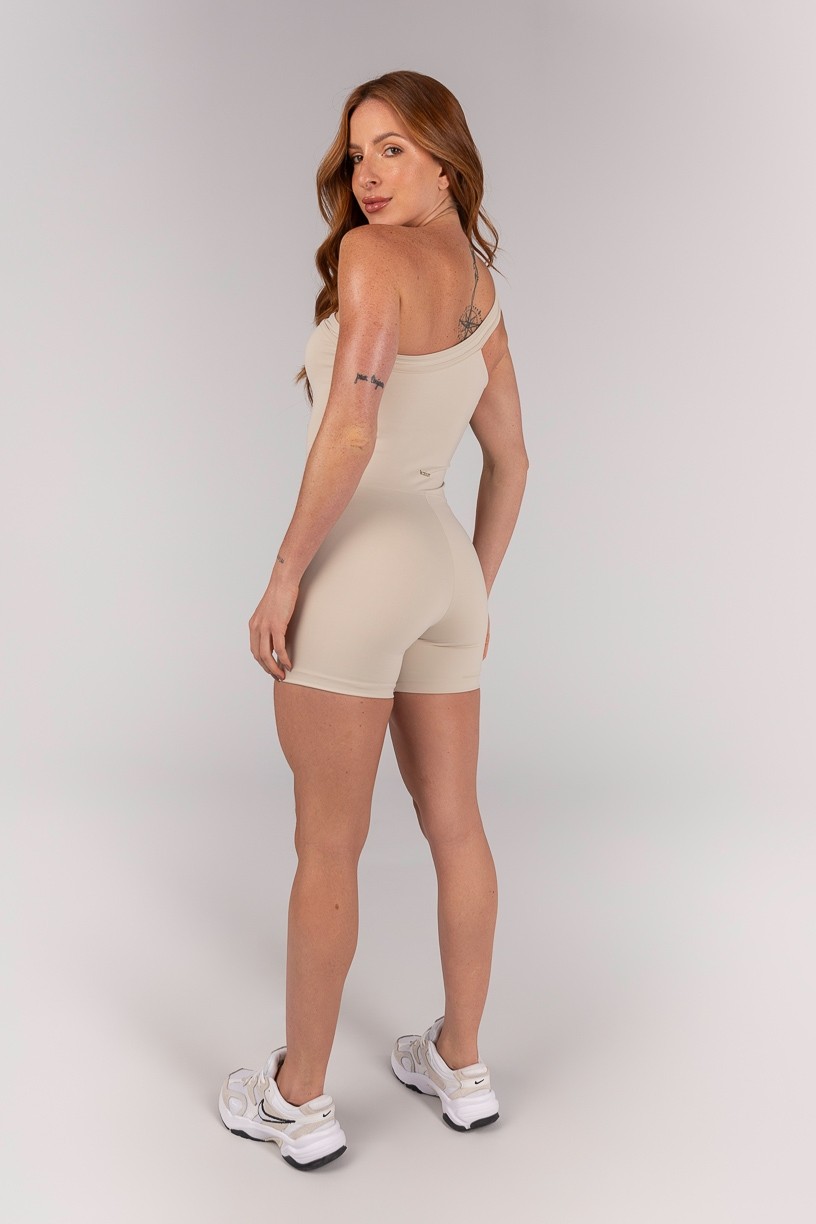 K4643-B_Macaquinho_Assimetrico_Ombro_So_com_Alca_Larga_Off-White__Ref:_K4643-B
