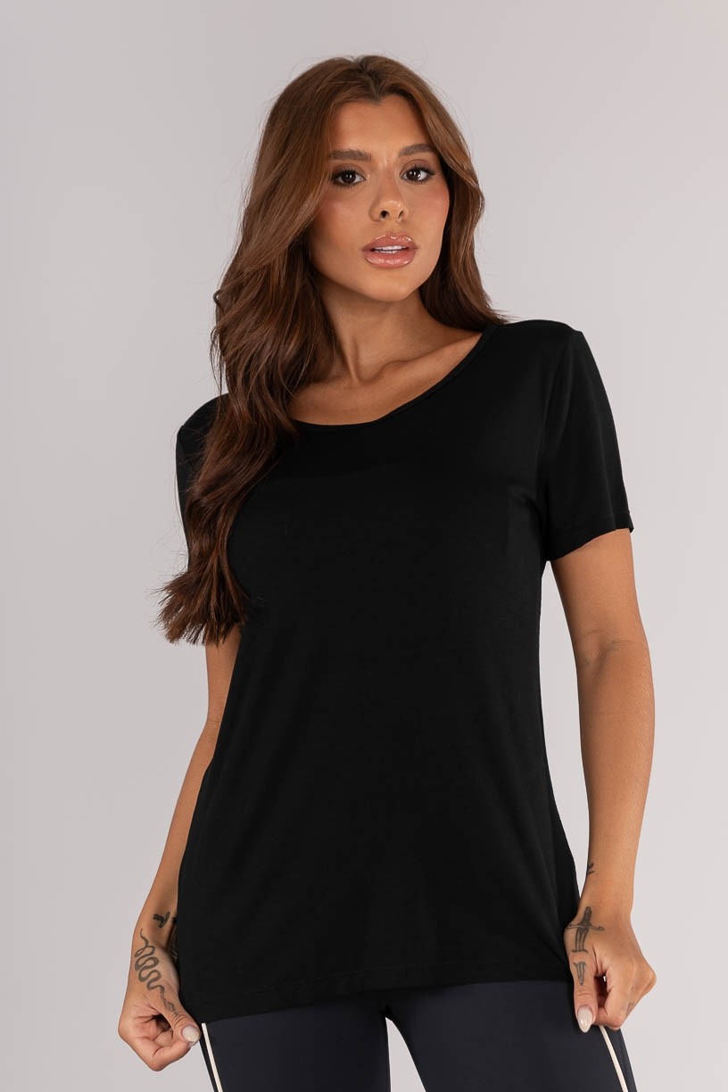 K4644-A_Camiseta_com_Abertura_nas_Costas_Preto__Ref:_K4644-A
