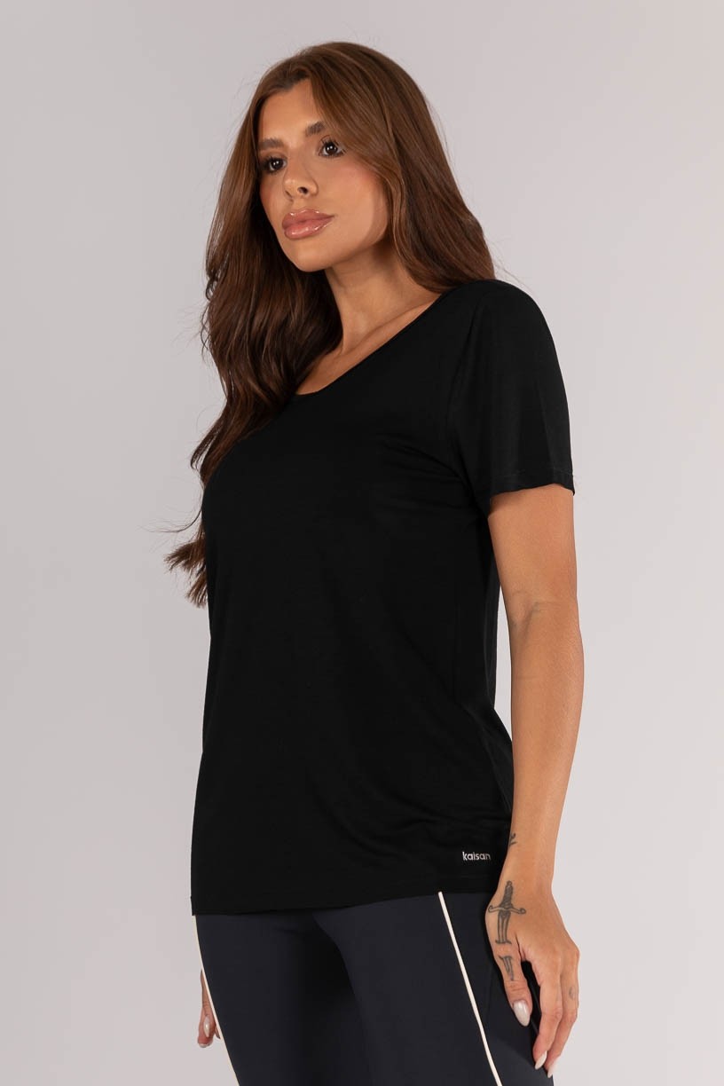 K4644-A_Camiseta_com_Abertura_nas_Costas_Preto__Ref:_K4644-A