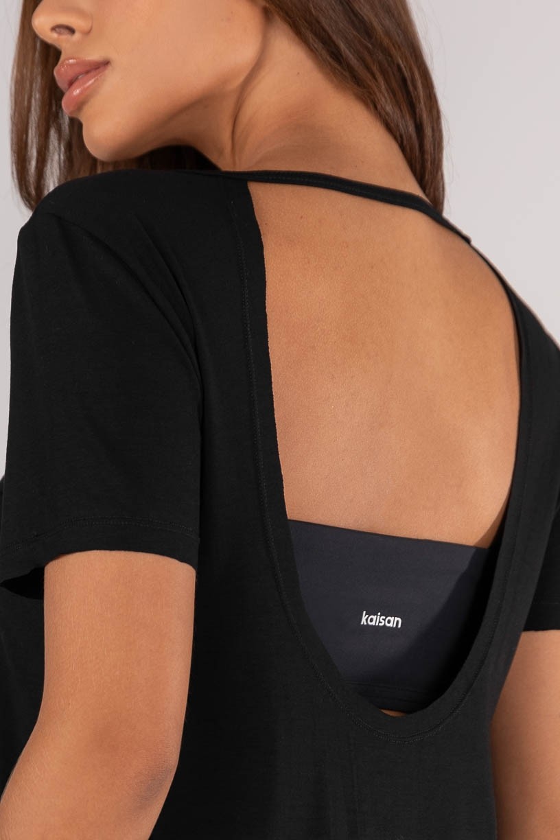 K4644-A_Camiseta_com_Abertura_nas_Costas_Preto__Ref:_K4644-A