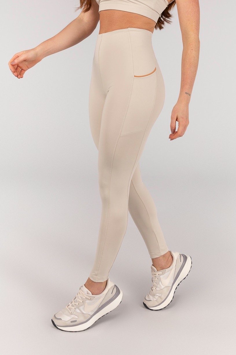 K4662-A_Calca_Legging_sem_Cos_Aparente_e_Bolsos_Off-White__Caramelo__Ref:_K4662-A