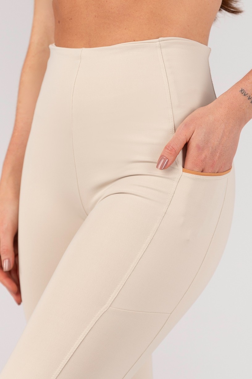 K4662-A_Calca_Legging_sem_Cos_Aparente_e_Bolsos_Off-White__Caramelo__Ref:_K4662-A