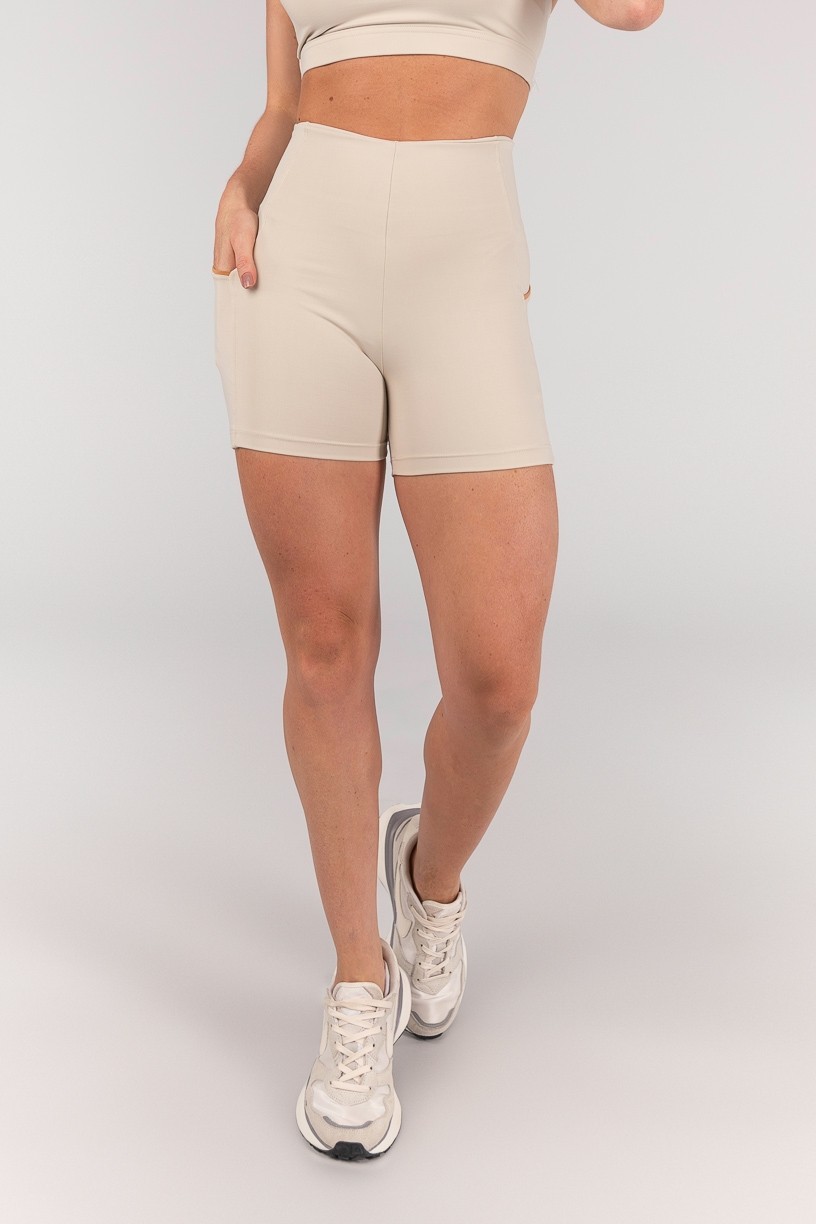 K4663-A_Short_sem_Cos_Aparente_e_Bolsos_Off-White__Caramelo__Ref:_K4663-A