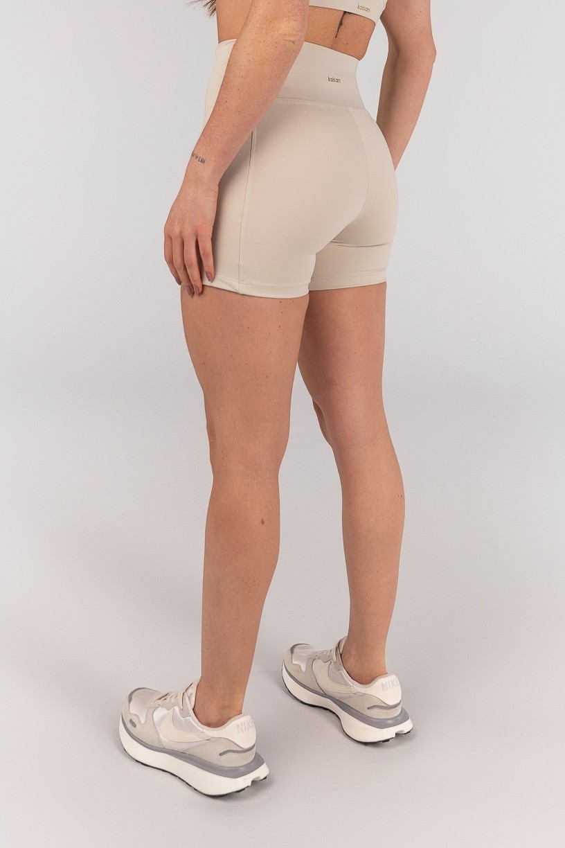 K4663-A_Short_sem_Cos_Aparente_e_Bolsos_Off-White__Caramelo__Ref:_K4663-A