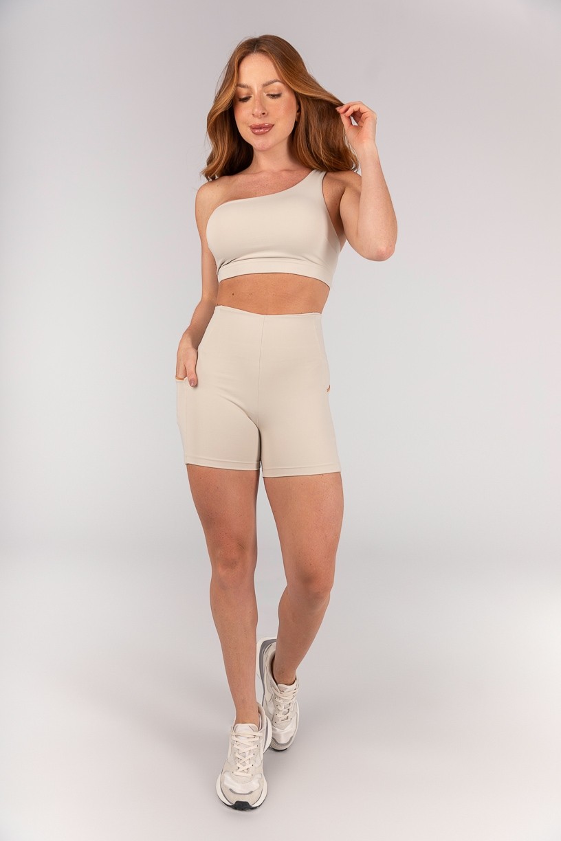 K4663-A_Short_sem_Cos_Aparente_e_Bolsos_Off-White__Caramelo__Ref:_K4663-A