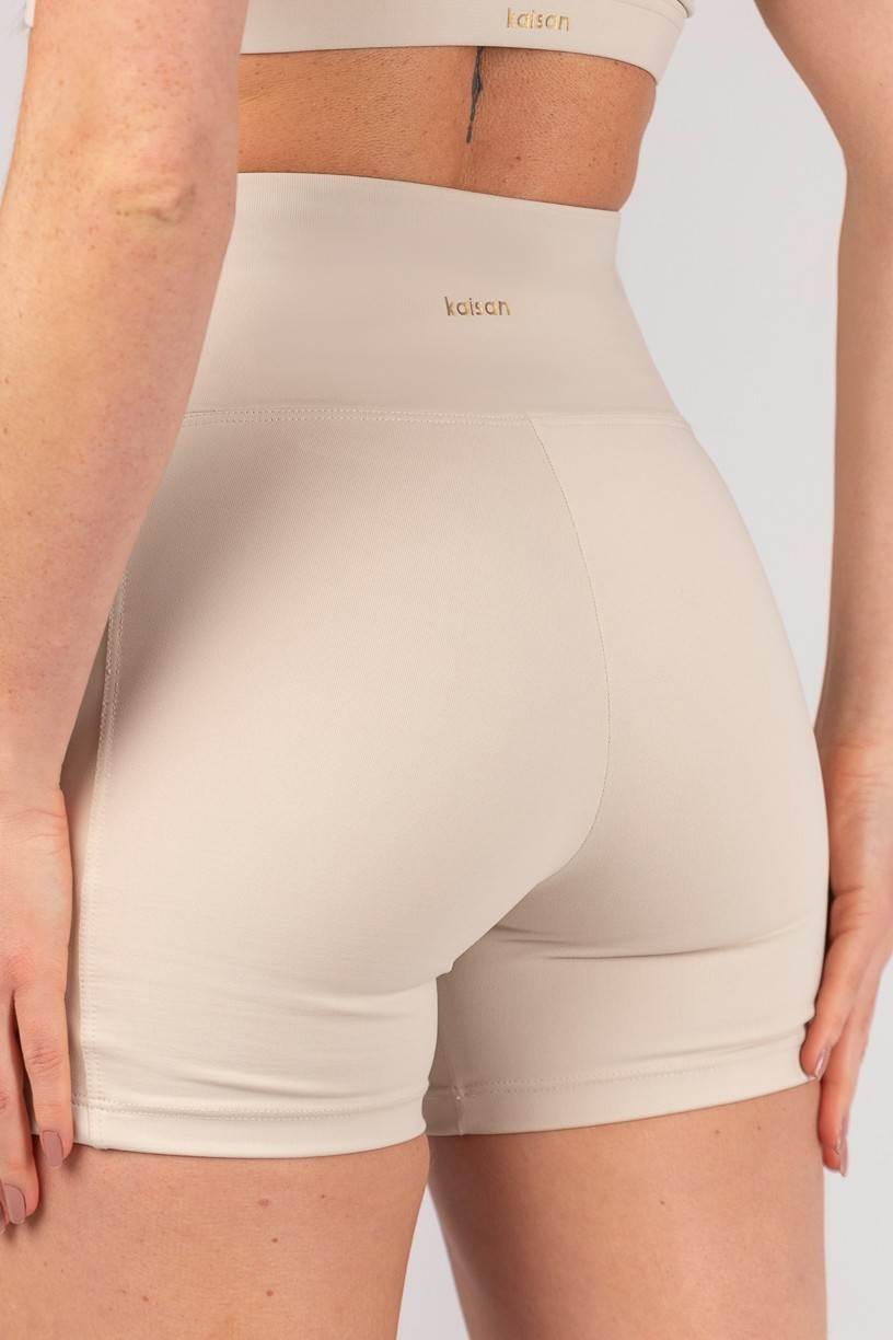 K4663-A_Short_sem_Cos_Aparente_e_Bolsos_Off-White__Caramelo__Ref:_K4663-A