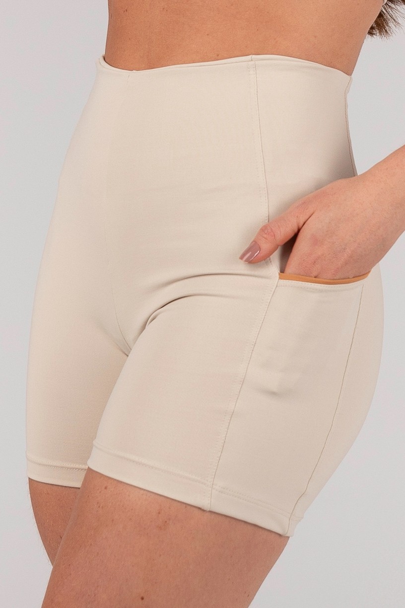 K4663-A_Short_sem_Cos_Aparente_e_Bolsos_Off-White__Caramelo__Ref:_K4663-A