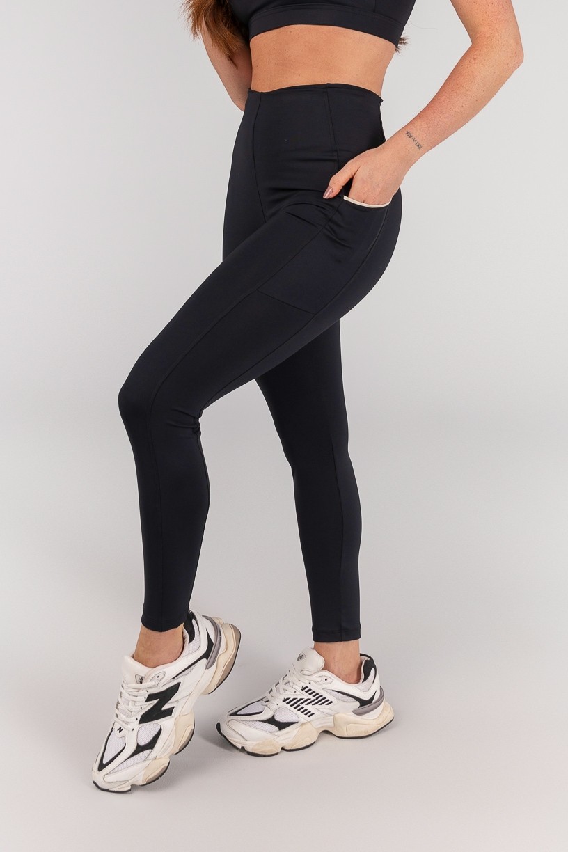 K4662-B_Calca_Legging_sem_Cos_Aparente_e_Bolsos_Preto__Off-White__Ref:_K4662-B