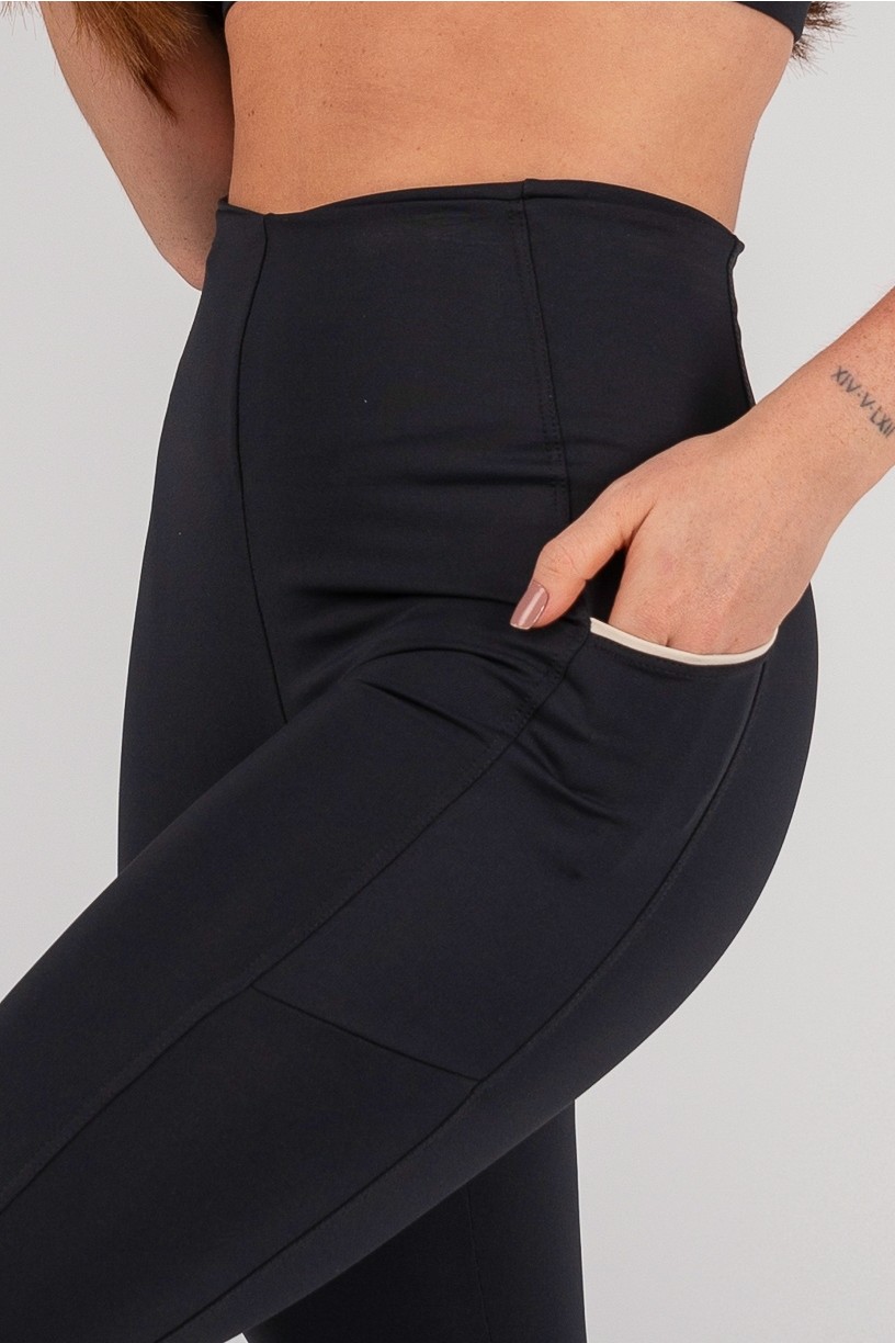 K4662-B_Calca_Legging_sem_Cos_Aparente_e_Bolsos_Preto__Off-White__Ref:_K4662-B