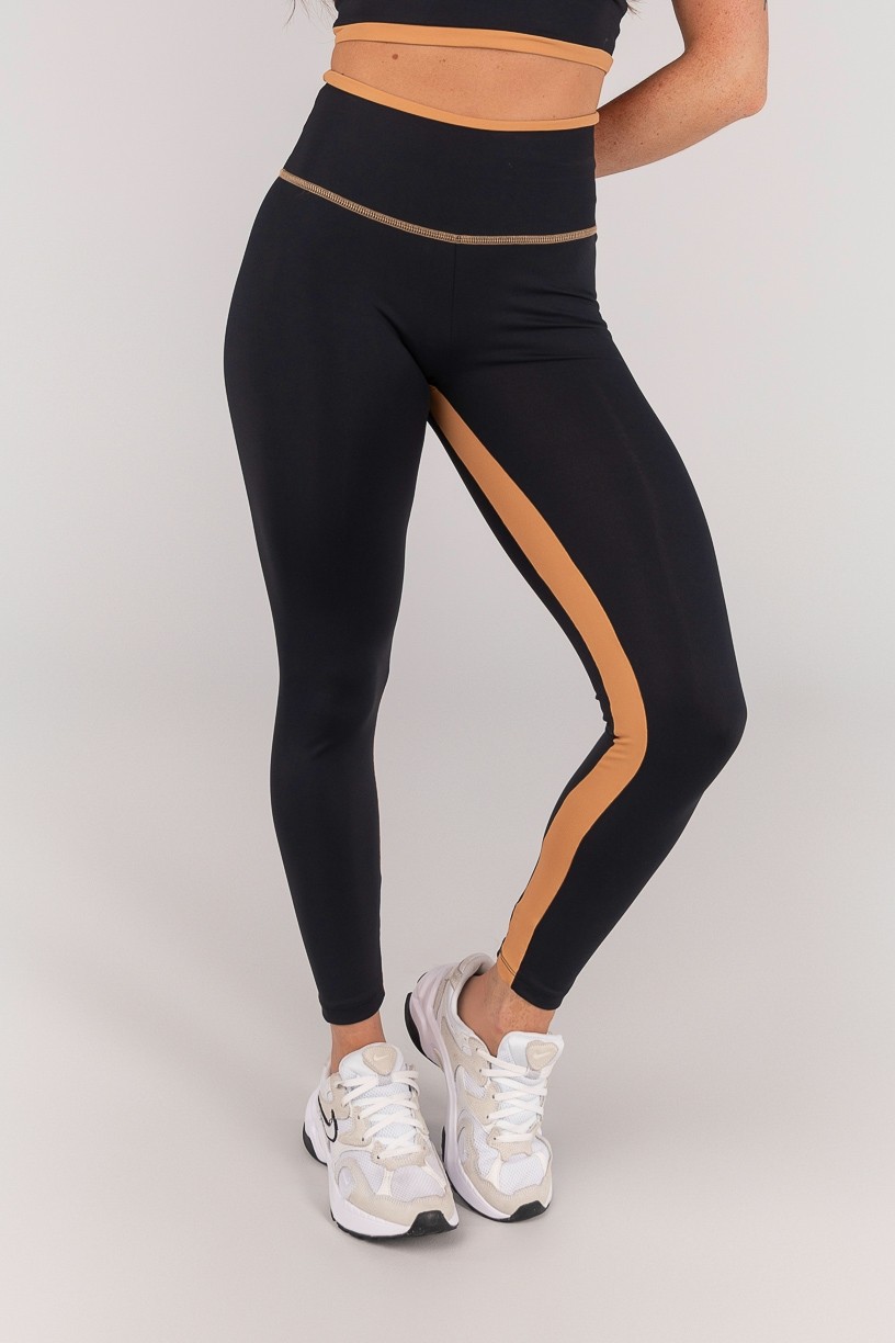 K4667-A_Calca_Legging_com_Vira_e_Recorte_Entrepernas_Preto__Caramelo__Ref:_K4667-A