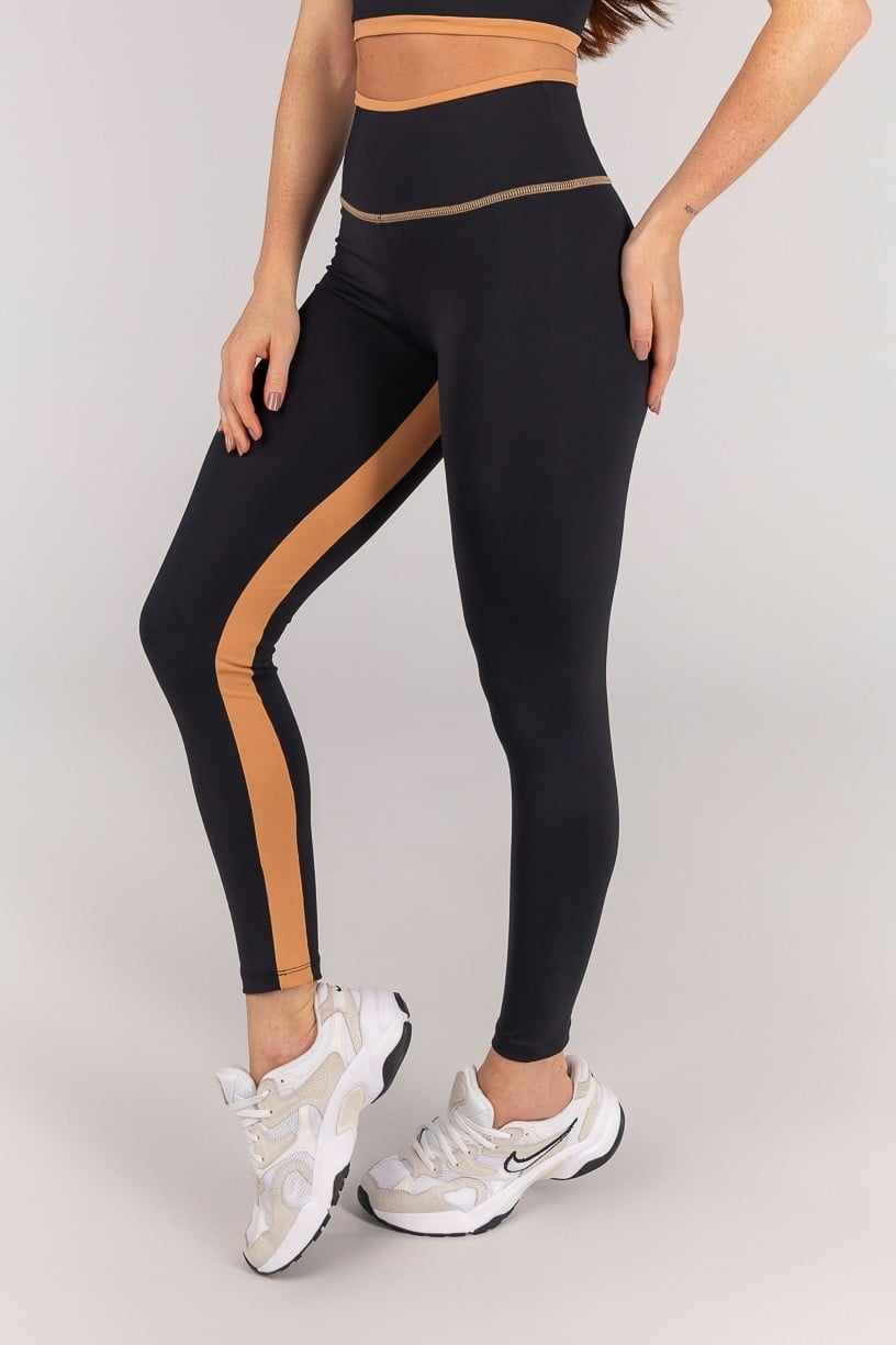 K4667-A_Calca_Legging_com_Vira_e_Recorte_Entrepernas_Preto__Caramelo__Ref:_K4667-A