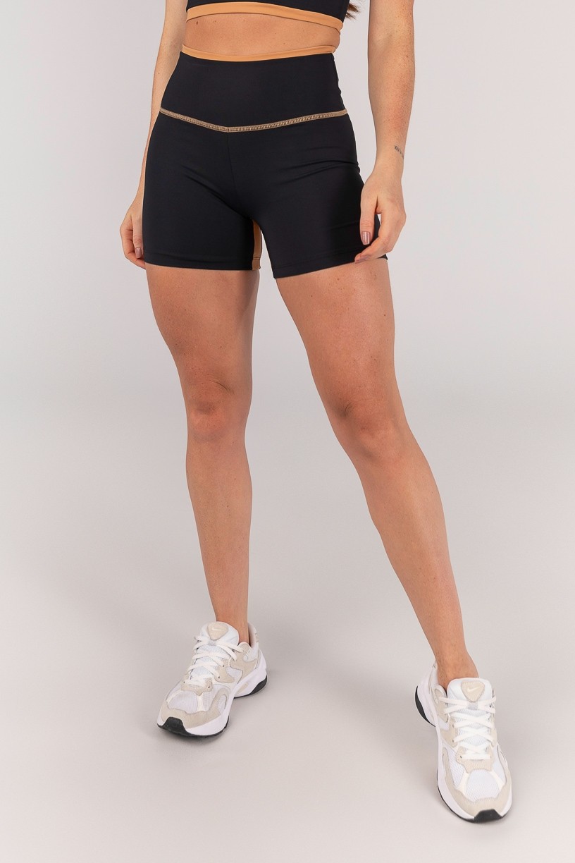 K4668-A_Short_com_Vira_e_Recorte_Entrepernas_Preto__Caramelo__Ref:_K4668-A