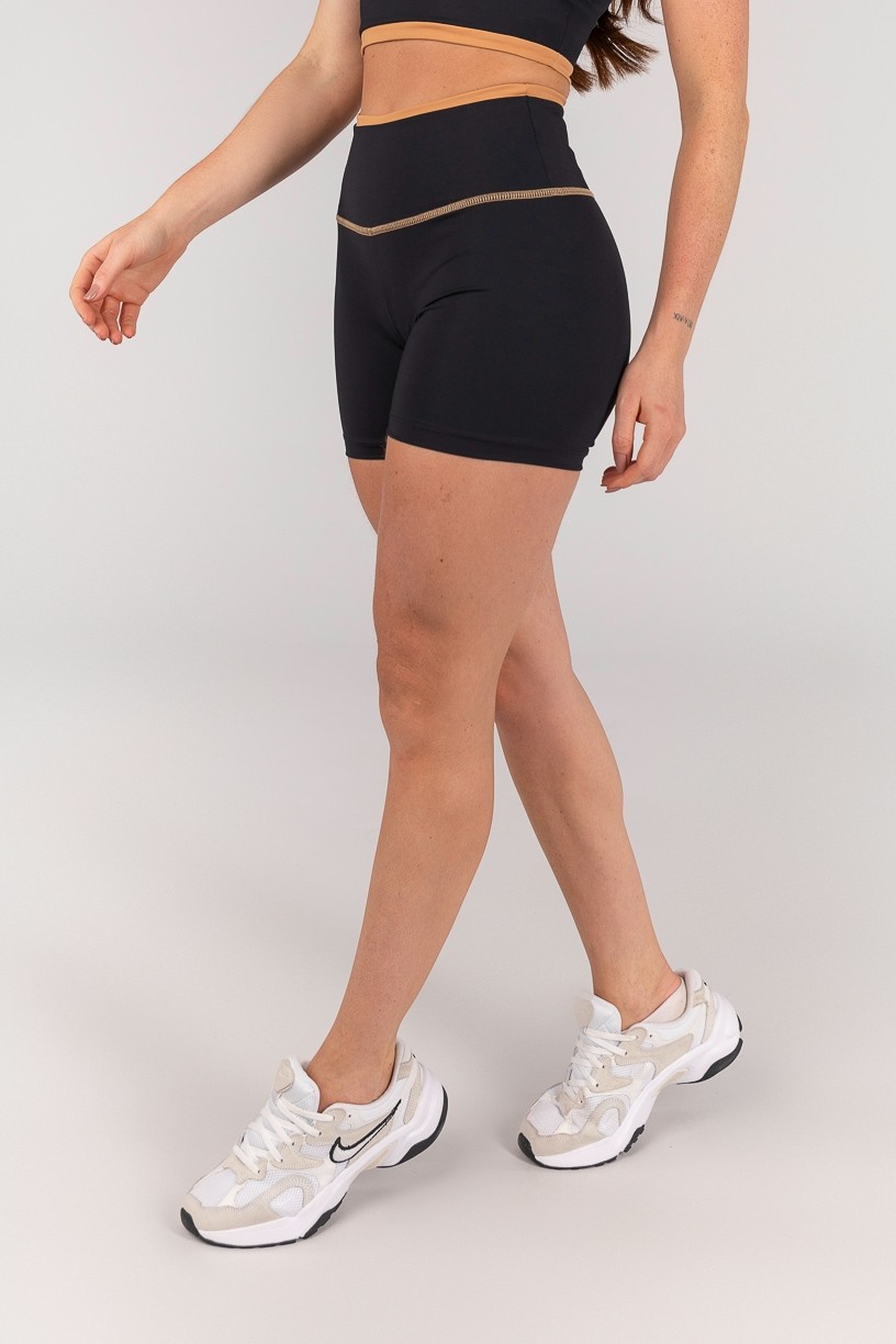 K4668-A_Short_com_Vira_e_Recorte_Entrepernas_Preto__Caramelo__Ref:_K4668-A