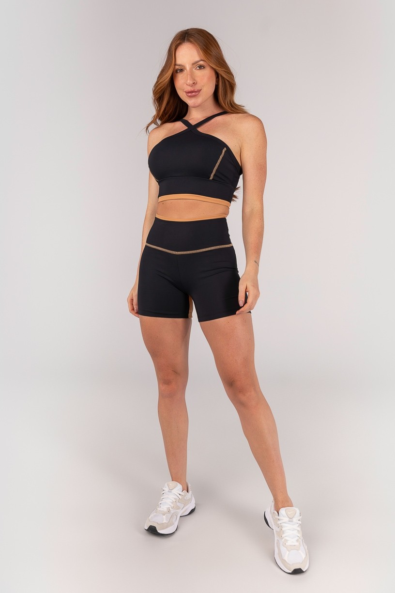K4668-A_Short_com_Vira_e_Recorte_Entrepernas_Preto__Caramelo__Ref:_K4668-A