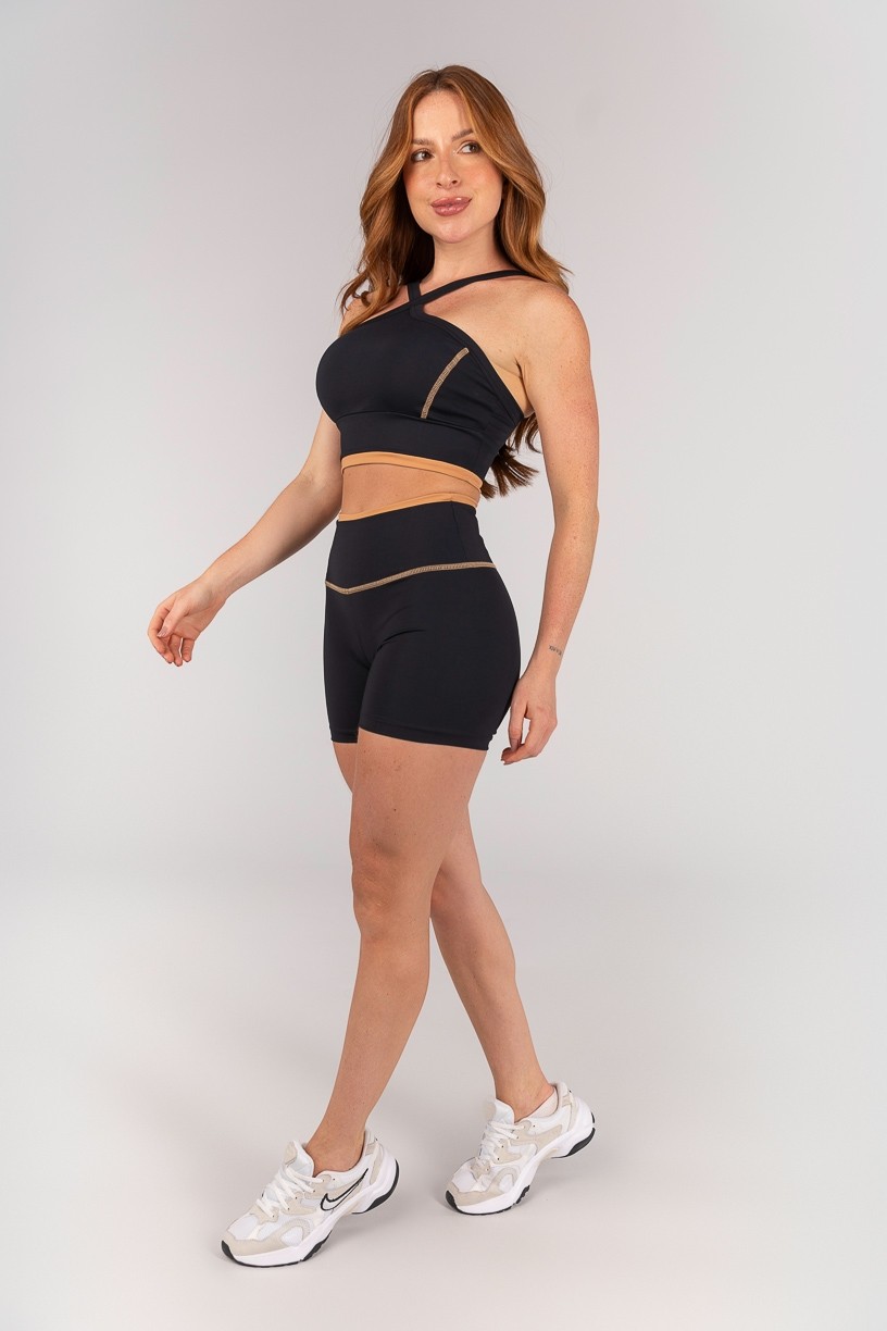 K4668-A_Short_com_Vira_e_Recorte_Entrepernas_Preto__Caramelo__Ref:_K4668-A