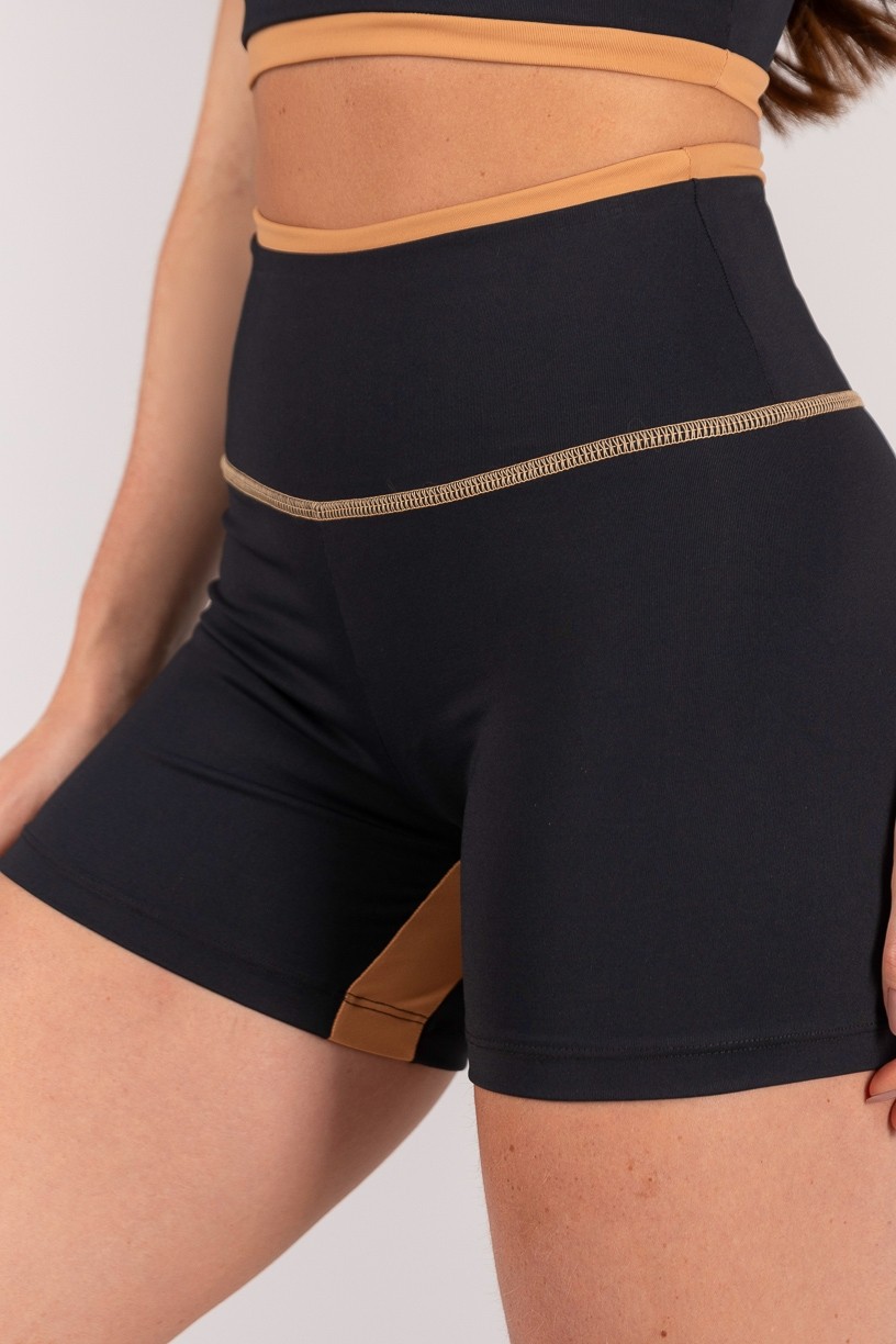 K4668-A_Short_com_Vira_e_Recorte_Entrepernas_Preto__Caramelo__Ref:_K4668-A