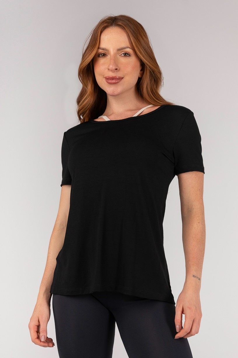 K4673-A_Camiseta_com_Abertura_nas_Costas_Preto__Ref:_K4673-A