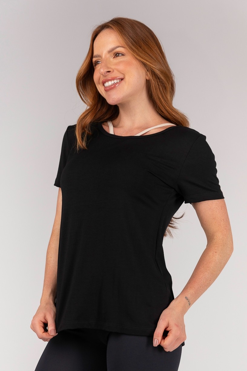 K4673-A_Camiseta_com_Abertura_nas_Costas_Preto__Ref:_K4673-A