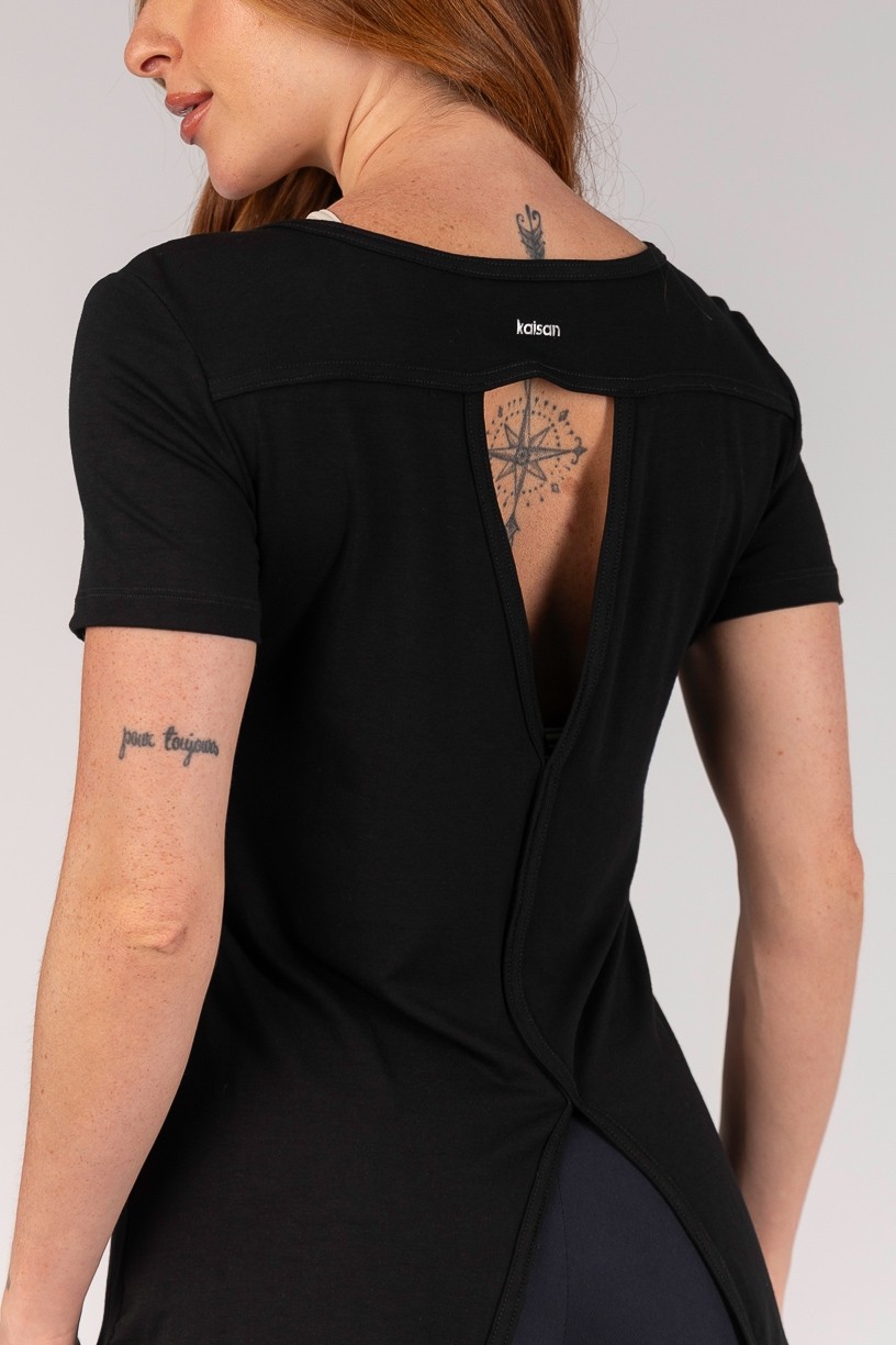 K4673-A_Camiseta_com_Abertura_nas_Costas_Preto__Ref:_K4673-A